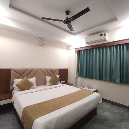 Hotel Earth Inn, Subhash Bridge, Rto Circle, Ahmedabad Buitenkant foto