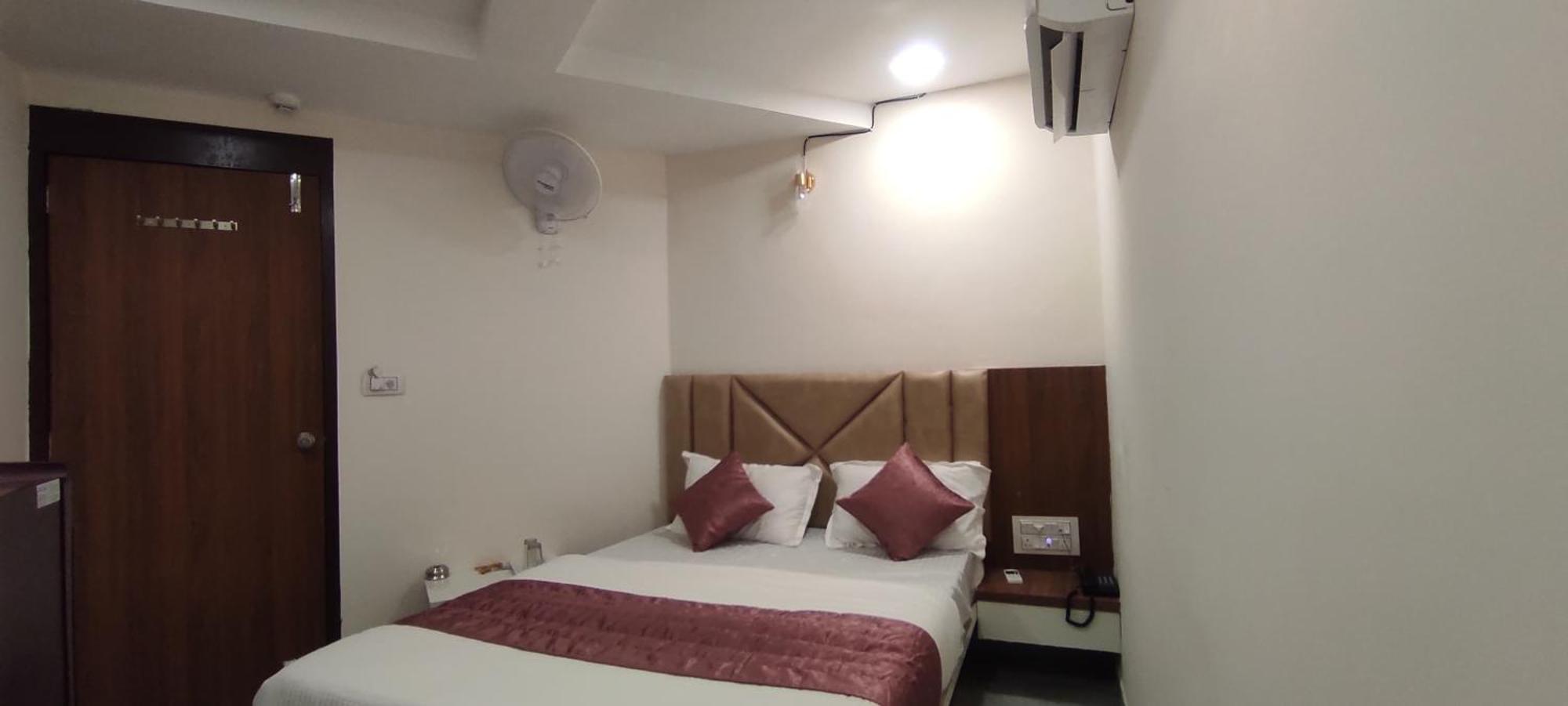 Hotel Earth Inn, Subhash Bridge, Rto Circle, Ahmedabad Buitenkant foto