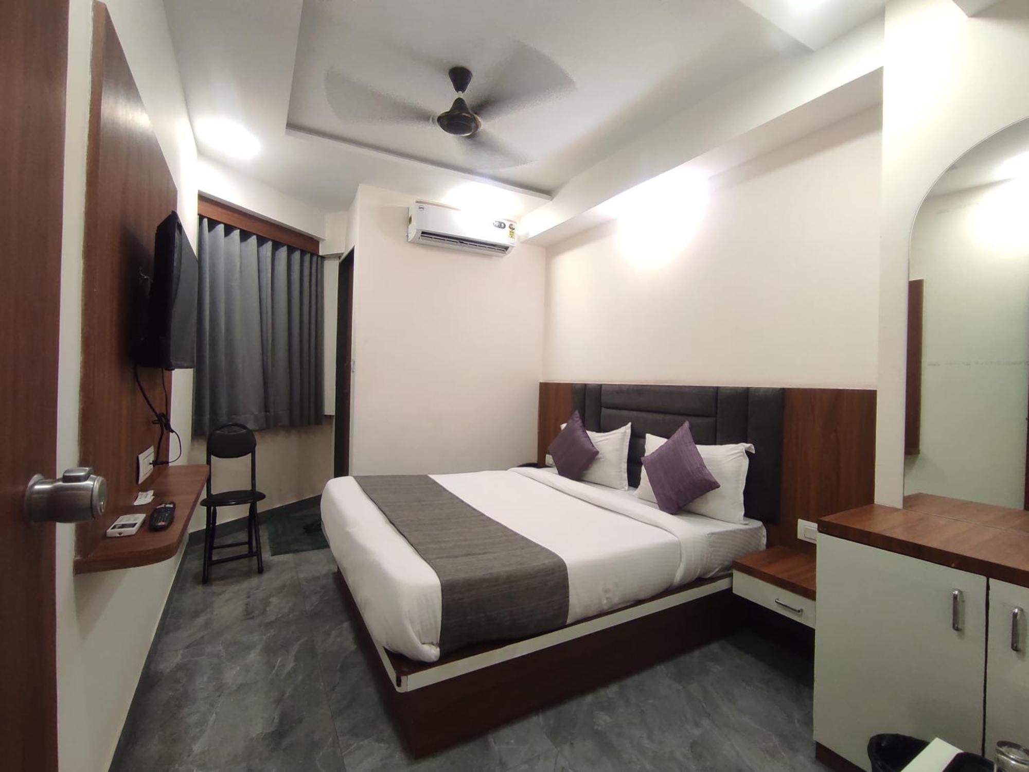 Hotel Earth Inn, Subhash Bridge, Rto Circle, Ahmedabad Buitenkant foto