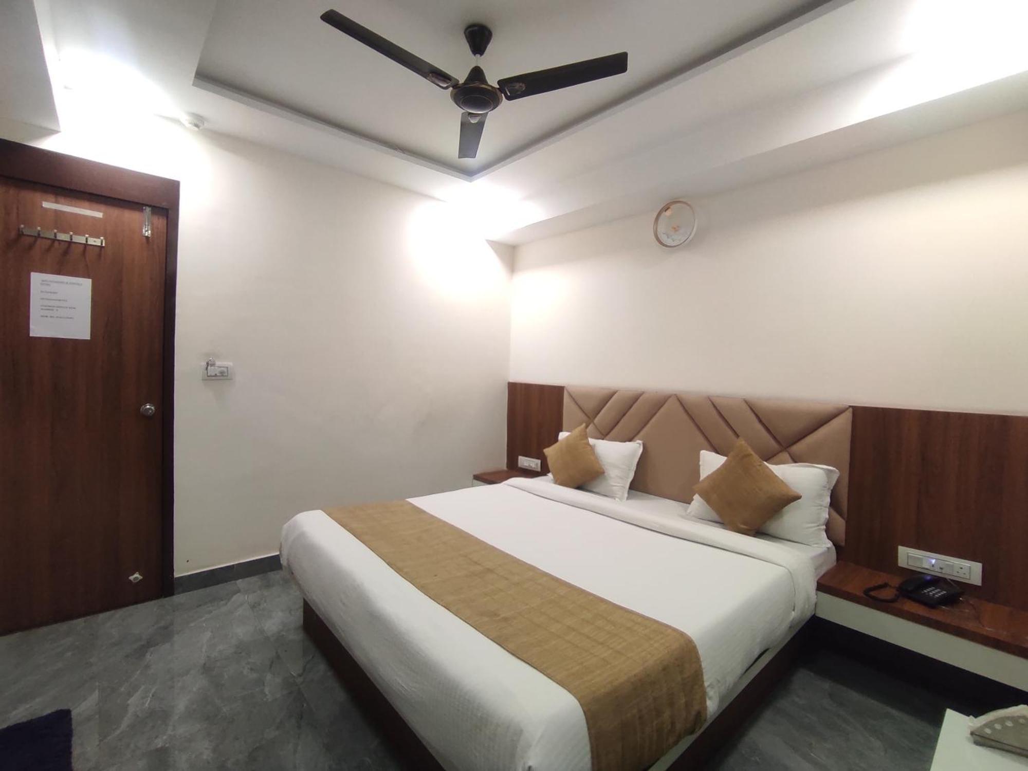 Hotel Earth Inn, Subhash Bridge, Rto Circle, Ahmedabad Buitenkant foto