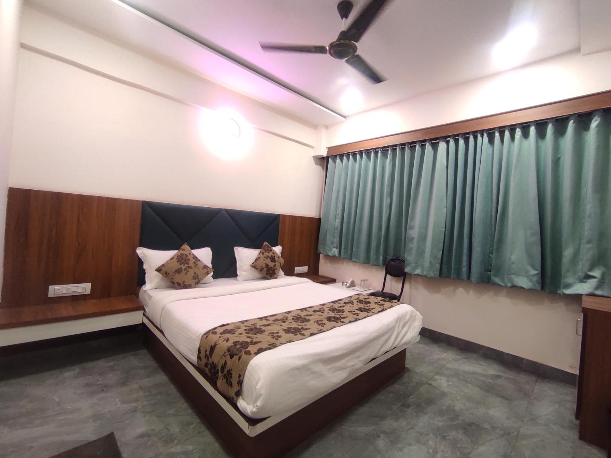Hotel Earth Inn, Subhash Bridge, Rto Circle, Ahmedabad Buitenkant foto