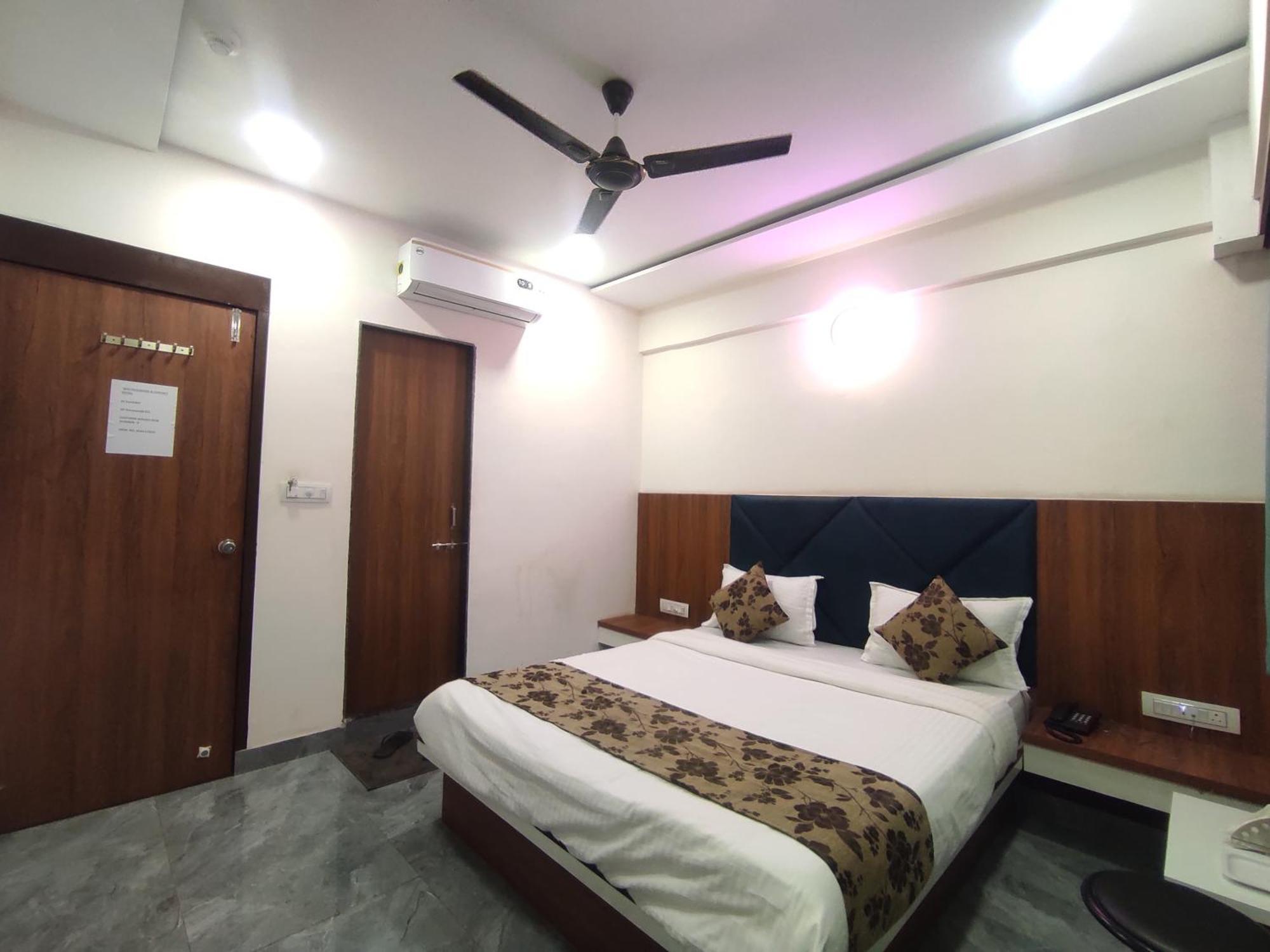 Hotel Earth Inn, Subhash Bridge, Rto Circle, Ahmedabad Buitenkant foto